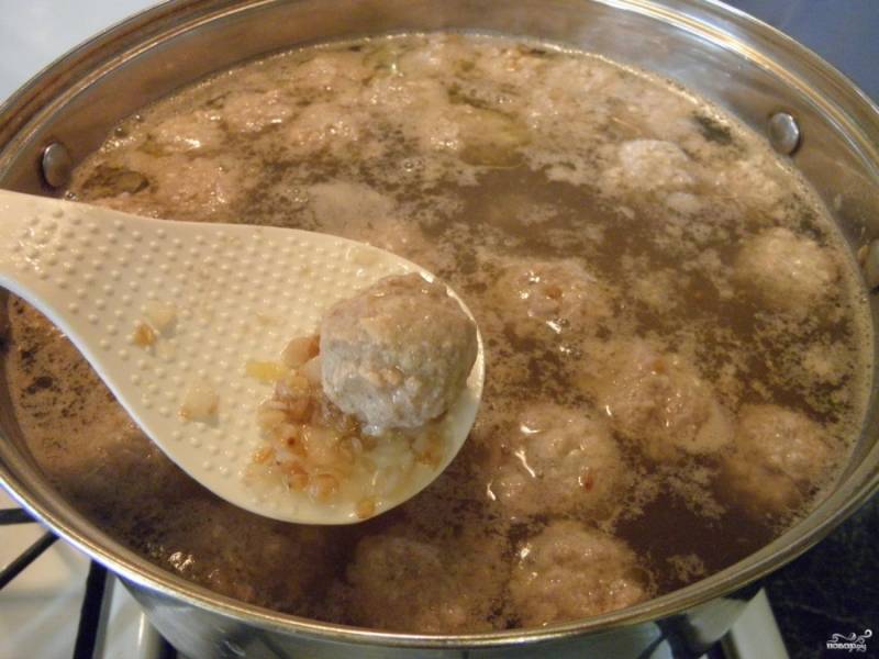 Бросайте фрикадельки в кипящий суп и варите 10-15 минут.