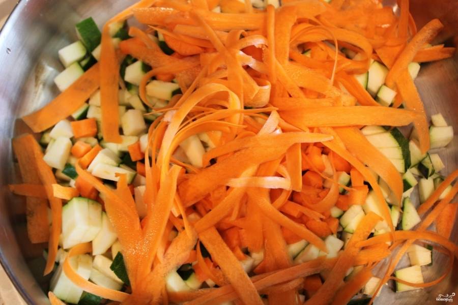 2. Дальше в эту же сковороду добавим морковь и давленный чеснок. Обжарим ингредиенты, пока морковь не станет золотистой. Периодически помешивайте все лопаткой.