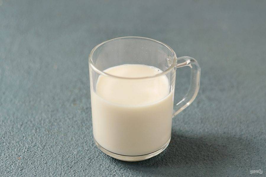 Налейте в кружку молоко.
