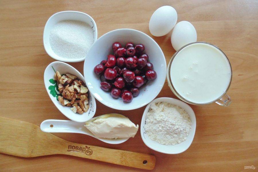 Подготовьте ингредиенты для приготовления кекса с вишней и орехами.