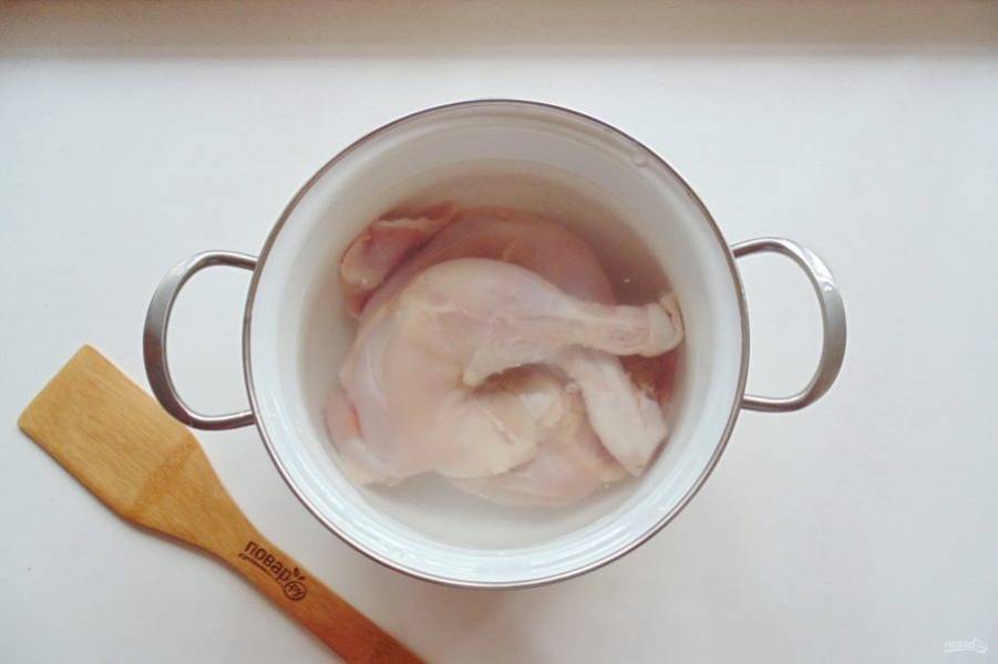 Залейте курицу водой.