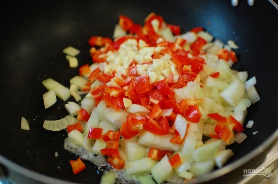 2.	В сковороде растопите сливочное масло и добавьте овощи, посолите и обжаривайте около 3 минут.