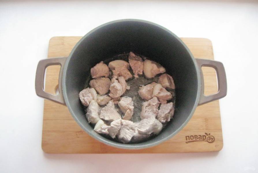 Налейте 20-30 мл. рафинированного подсолнечного масла, и слегка поджарьте свинину.