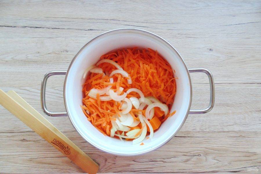 Добавьте нарезанные лук и морковь.