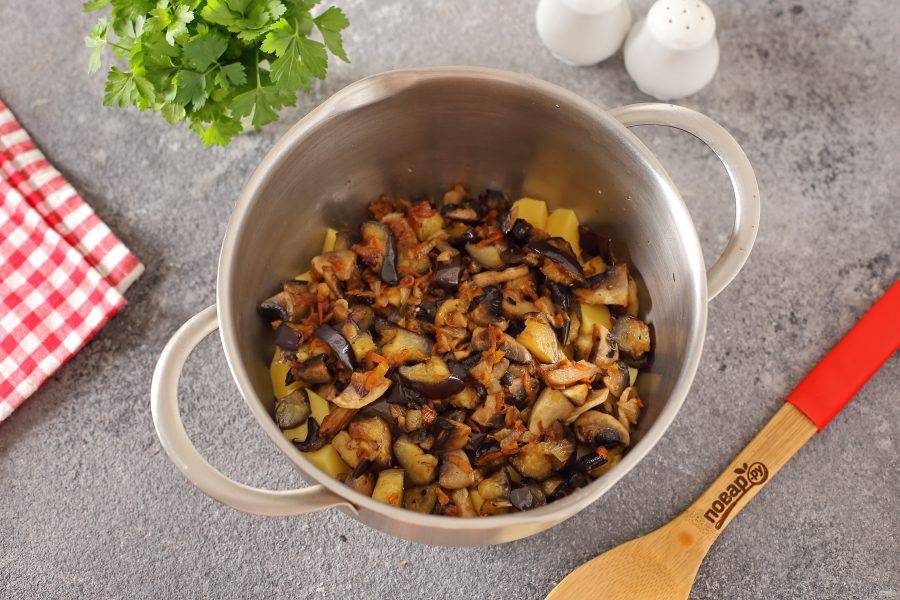 Соедините в глубокой кастрюле картофель и содержимое сковороды.