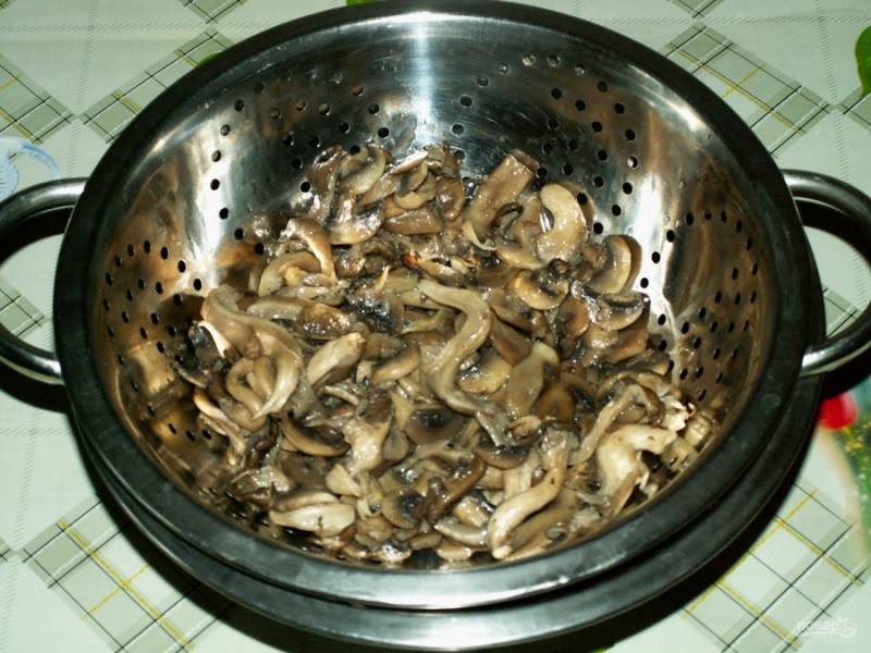 Откиньте грибы на дуршлаг, чтобы стекла лишняя жидкость и масло.