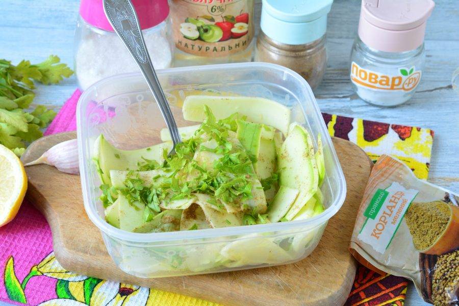 Всыпьте к овощам нарезанную петрушку. Контейнер прикройте крышкой, встряхните несколько раз и поставьте в холодильник на 30 минут.