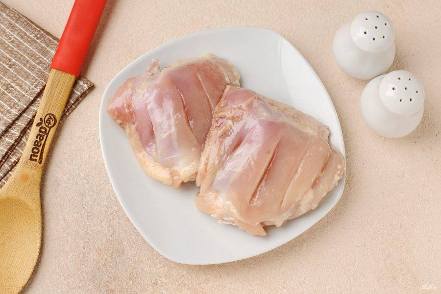 Куриные бёдрышки промойте, обсушите, снимите кожу и сделайте глубокие продольные надрезы ножом.