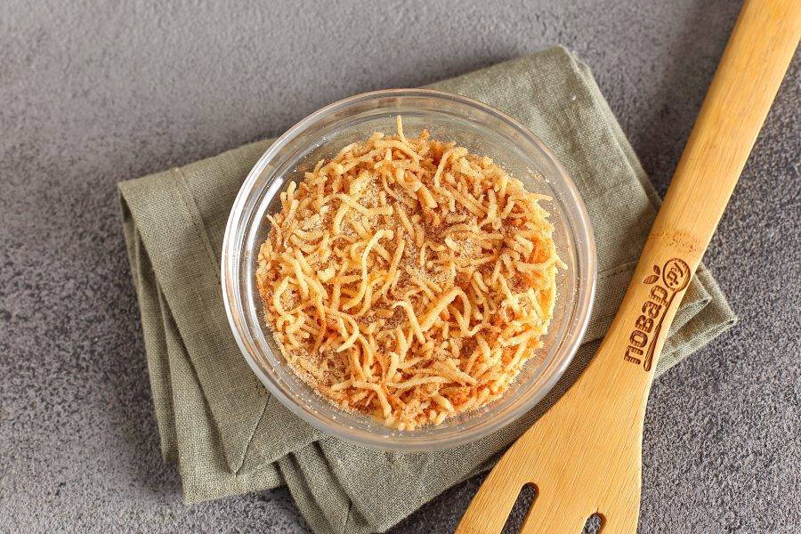 Сыр натрите на мелкой терке и смешайте с сухарями и паприкой. Если сухари крупноватые, то лучше все соединить и смолоть в блендере до однородного состояния.