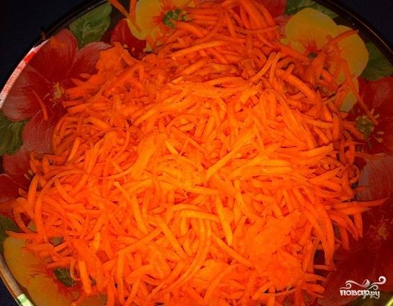 Теперь можем заняться морковью. Чистим, моем и трем ее на крупной терке, можно нарезать брусочками, как кому нравится. 