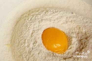 3. Когда опара подойдет, добавляем размягченное масло, яйцо, желтки и оставшуюся муку. 