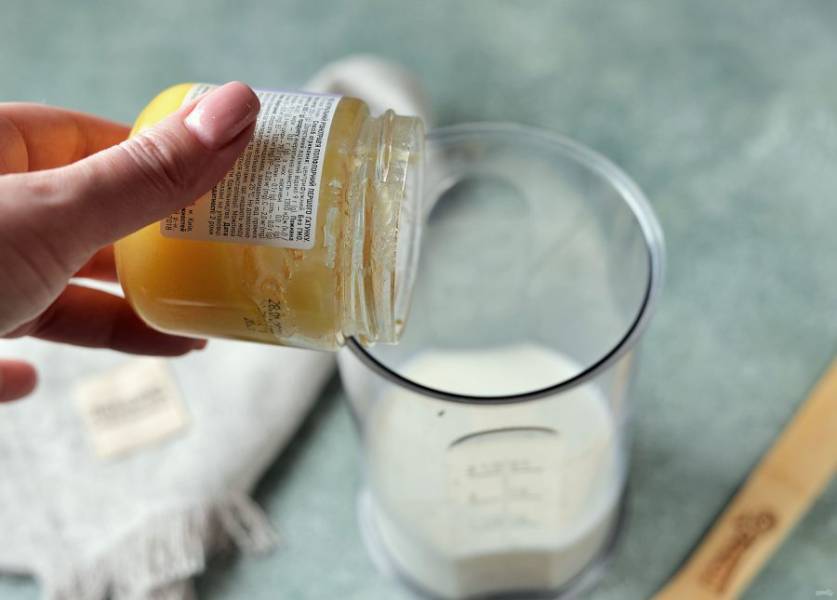 В чашу блендера влейте стакан молока, добавьте ложку цветочного меда.