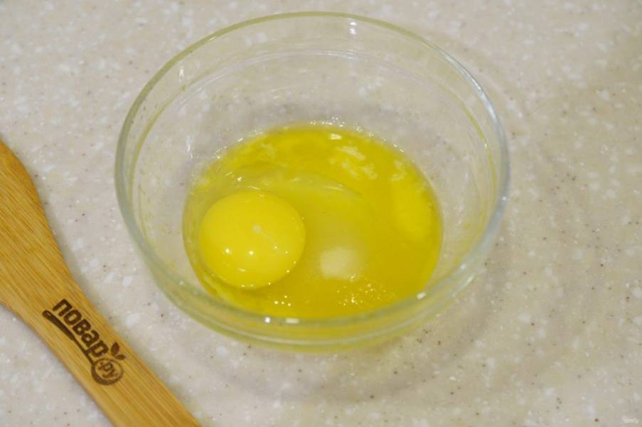 3. Растопленное масло взбейте с сахаром и яйцом.