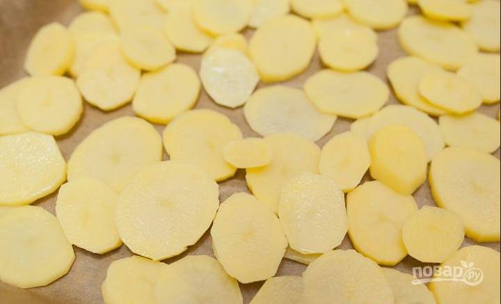1. Картошку и баклажаны режем кружочками и на гриле, на сухой сковороде или в духовке поджарим/запечем. 
