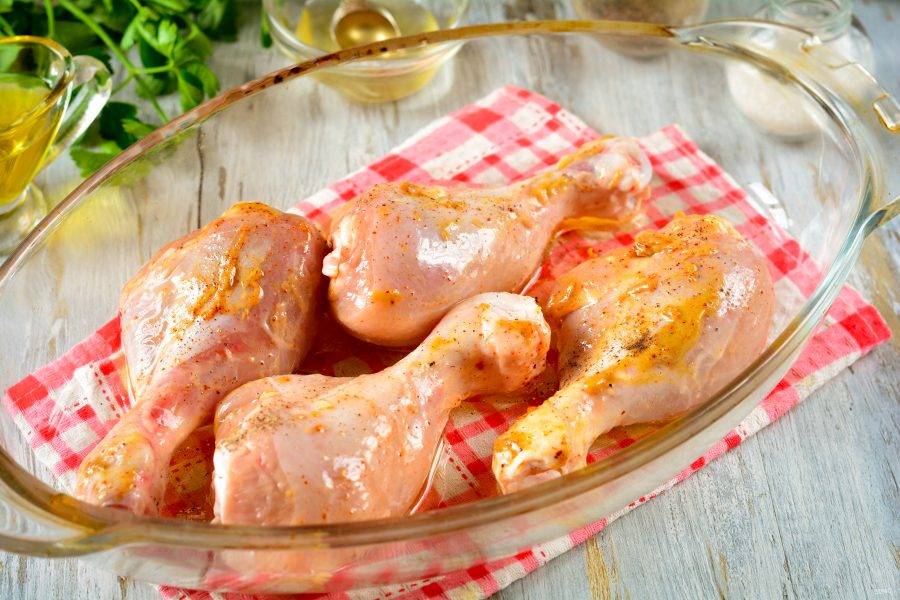 Выложите куриные голени в форму для запекания. Поставьте курицу в духовку запекаться на 30-40 минут при температуре 180-190 градусов.