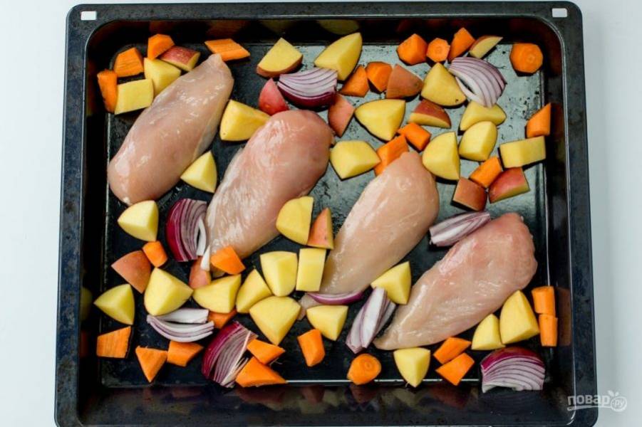 Картошку, лук, морковку и курицу выложите на противень.