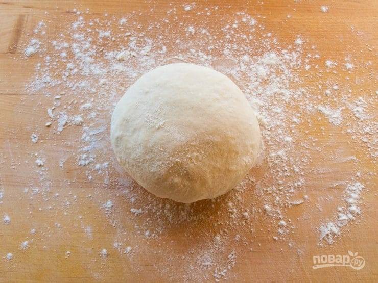 3. Замешайте тесто вначале ложкой, а потом руками. Сделайте шар.