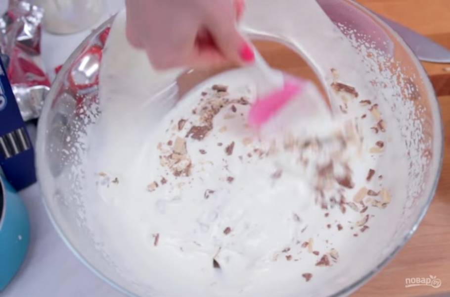 3. Измельчите "Орео" и "КитКат" с помощью ножа или блендера. Мороженое разделите на две части и в каждую из них добавьте измельченные печенья и вафли. 