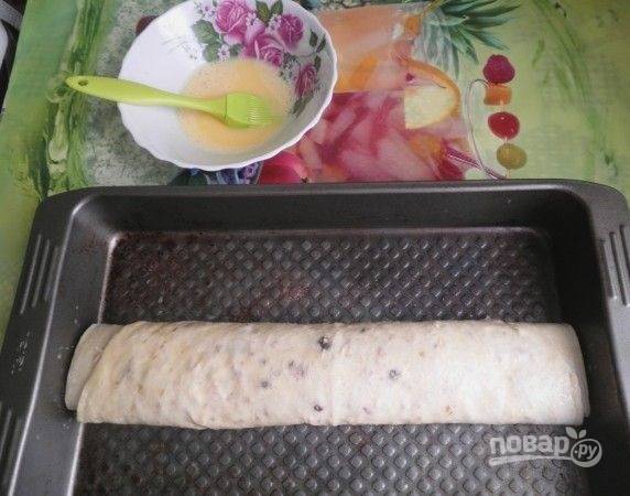 9. Для более аппетитной корочки можно смазать взбитым яйцом или растопленным сливочным маслом. Запекайте рулет при температуре 190 градусов минут 25.