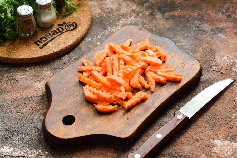 Морковь очистите, нарежьте брусочками либо натрите на средней терке.