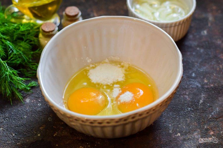 Куриные яйца вбейте в миску, добавьте соль и ложку крахмала.