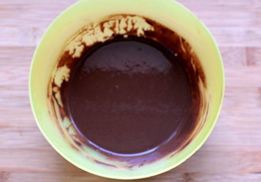 Разотрите с 50 мл горячей воды какао-порошок и какао-напиток.