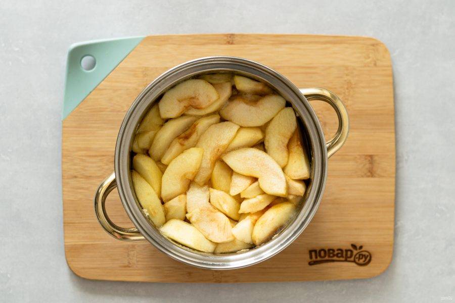 Переложите яблоки с сиропом в кастрюлю. Доведите до кипения на среднем огне, затем убавьте температуру до минимальной и варите 20 минут. Полностью остудите.