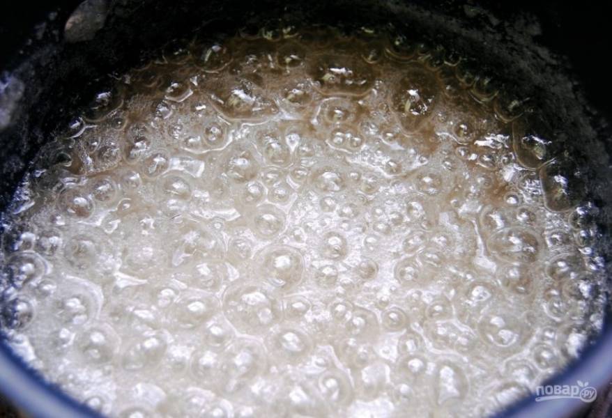 6. Пока основа остывает, сделайте крем. В сотейнике вскипятите сахар с водой. Когда жидкость превратится в ликёр, уберите её с плиты. Добавьте 2 ст. ложки ликёра. Перемешайте. Затем взбейте белки вместе с сиропом и соком. Крем готов!