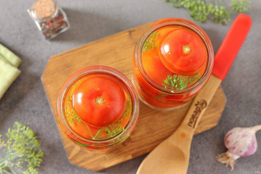 Залейте помидоры кипятком, прикройте крышкой и дайте постоять 10 минут.