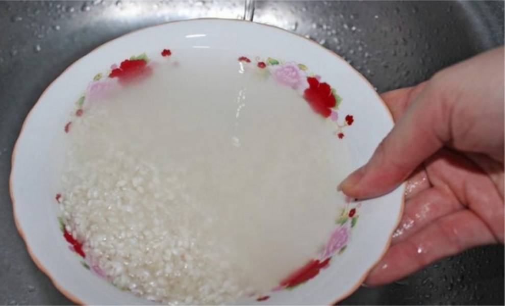 2. Рис тщательно промойте в проточной воде.