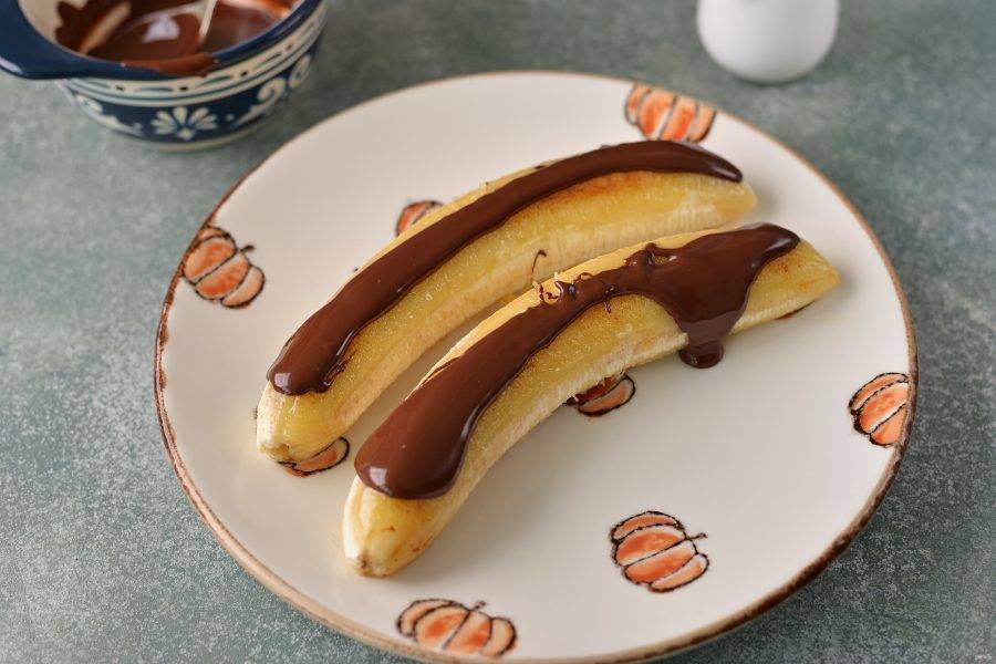 Переложите бананы на блюдо, в котором планируете их подавать, полейте растопленным шоколадом. 