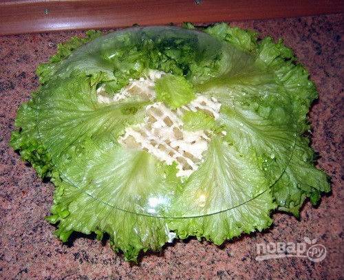 6. Мою салатные листья и выкладываю на картофель, накрываю салатницей или блюдом. 