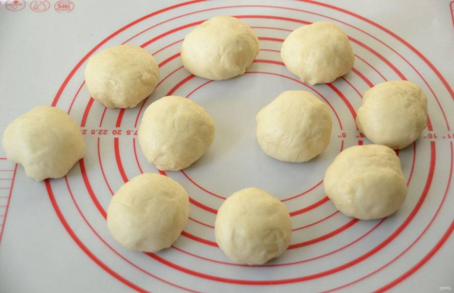 Разделите тесто на 10 равных кусочков весом примерно 53 грамма каждый, подкатайте их в шар.