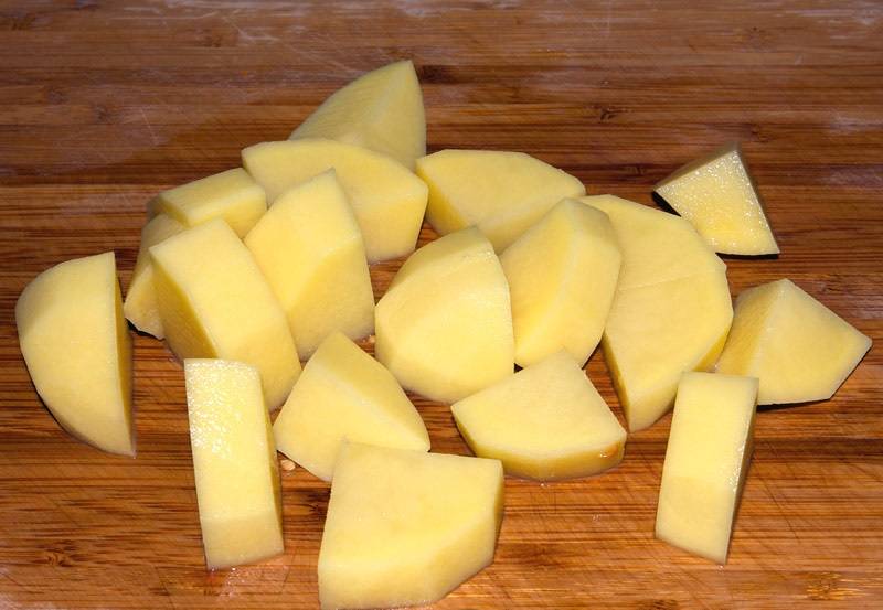 6. Очистить и нарезать небольшими кубиками картофель. 