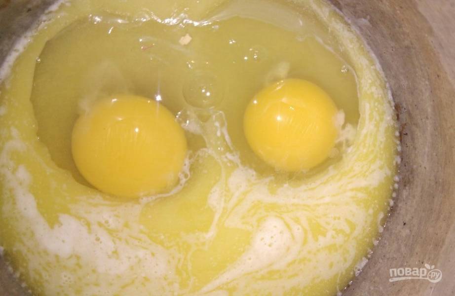 2. Вбиваем два яйца, добавляем соду (лучше погасить её уксусом). 