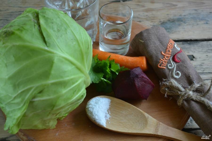 Приготовьте все необходимые продукты. Помойте и очистите морковь и свеклу. Помойте все овощи под проточной водой.