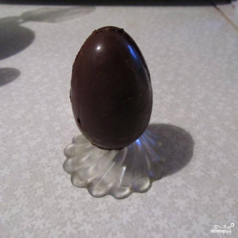 Половинки шоколадных яиц соединяем растопленным шоколадом.