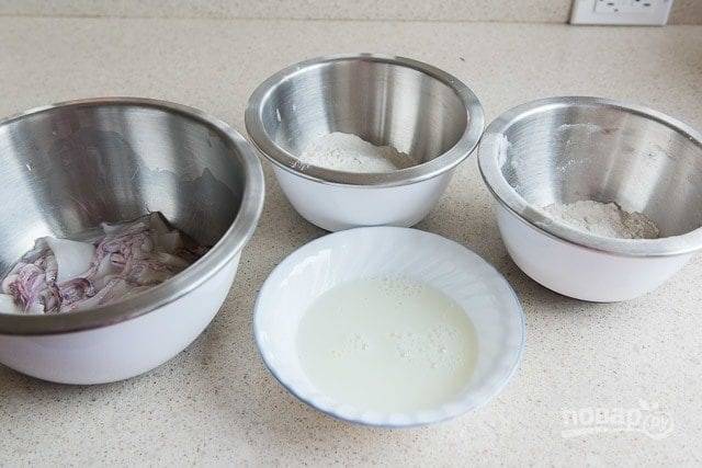 3. Разделите панировку на 2 миски. В третью влейте молоко.