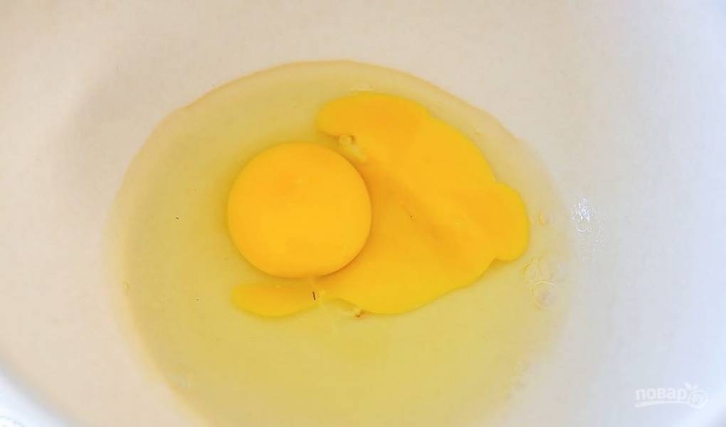 1.	Разбейте 2 яйца в емкость для взбивания, добавьте соль и начните взбивать венчиком.
