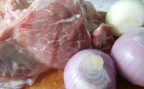 Как вкусно пожарить свинину с луком на сковороде