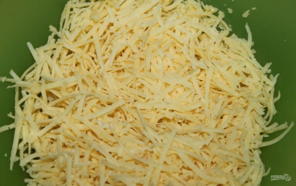 2.	Твердый сыр измельчаю на крупной терке.