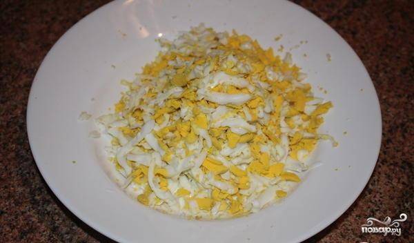 Сыр и яйца натрите на тёрке.