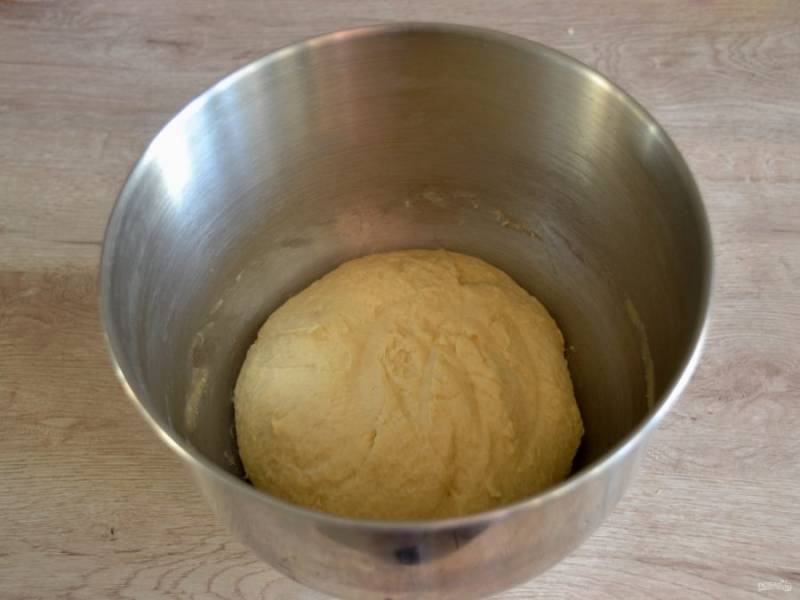 Вымешивайте тесто не менее 5-7 минут. Накройте тесто пищевой пленкой, поставьте в теплое место для брожения на 1,5 часа.