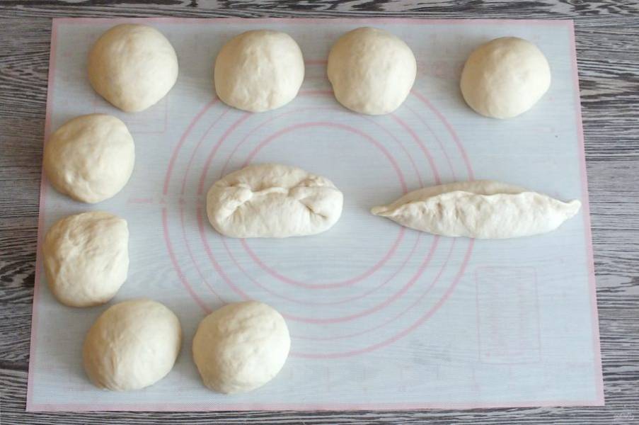 Сформуйте пирожки. Скрепите сводные края над начинкой, вытяните уголки, подверните их к середине пирожка.