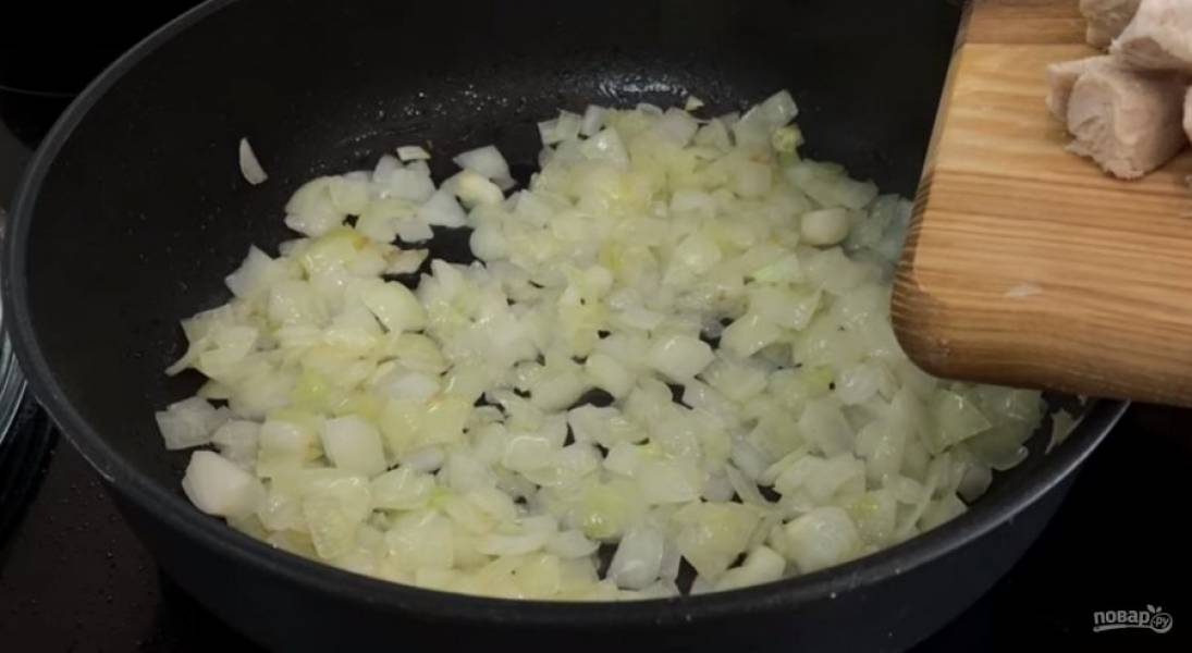 2. Накройте свеклу крышкой и тушите до готовности. В отдельной сковородке обжарьте на растительном масле крупно нарезанный лук до золотистого цвета.