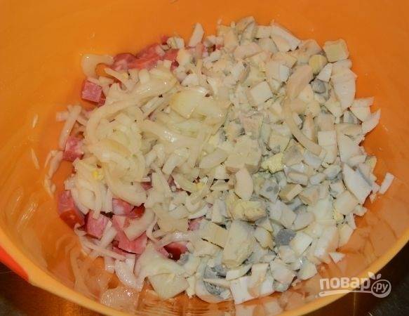 5. Добавьте лучок, отжав его от маринада.