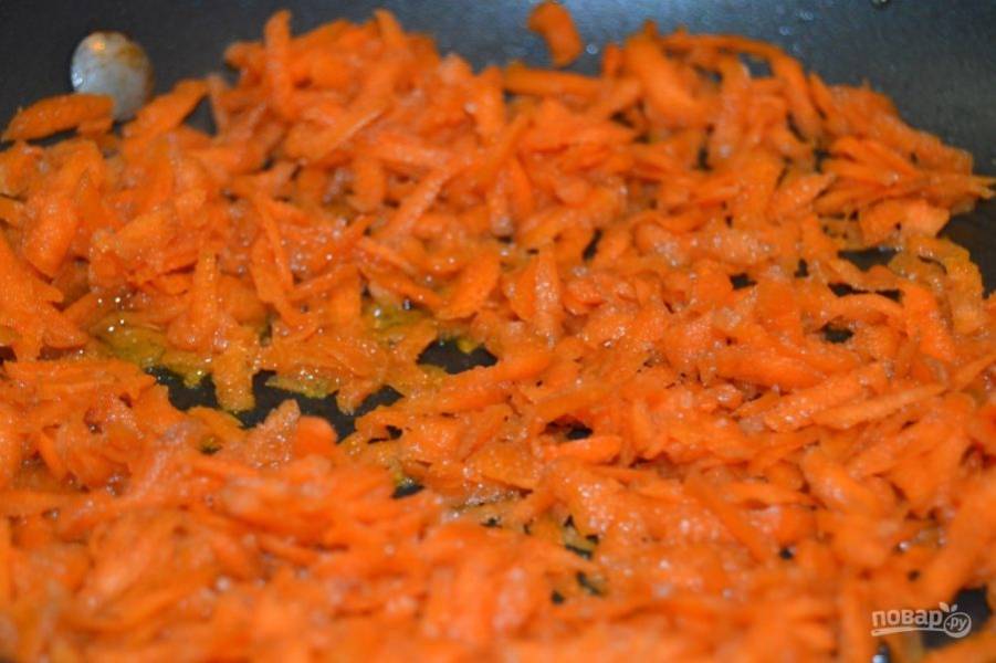 10.	Разогрейте сковороду с растительным маслом, выложите морковь и обжарьте до мягкости.