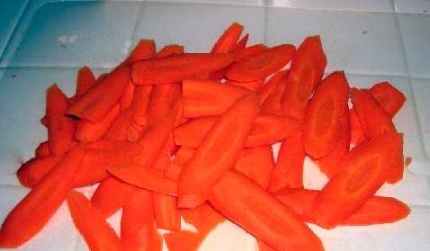 Морковь очищаем от кожуры. Режем крупными ломтиками.