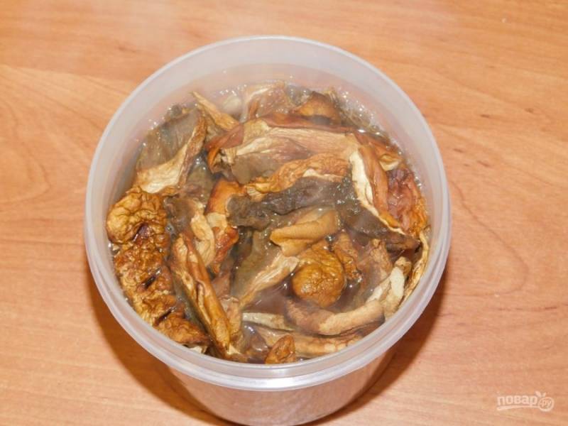 Залейте сухие грибы кипятком и оставьте постоять 2-3 часа.