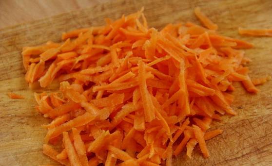 3. Параллельно займитесь морковью: очистите и натрите её на средней терке. 